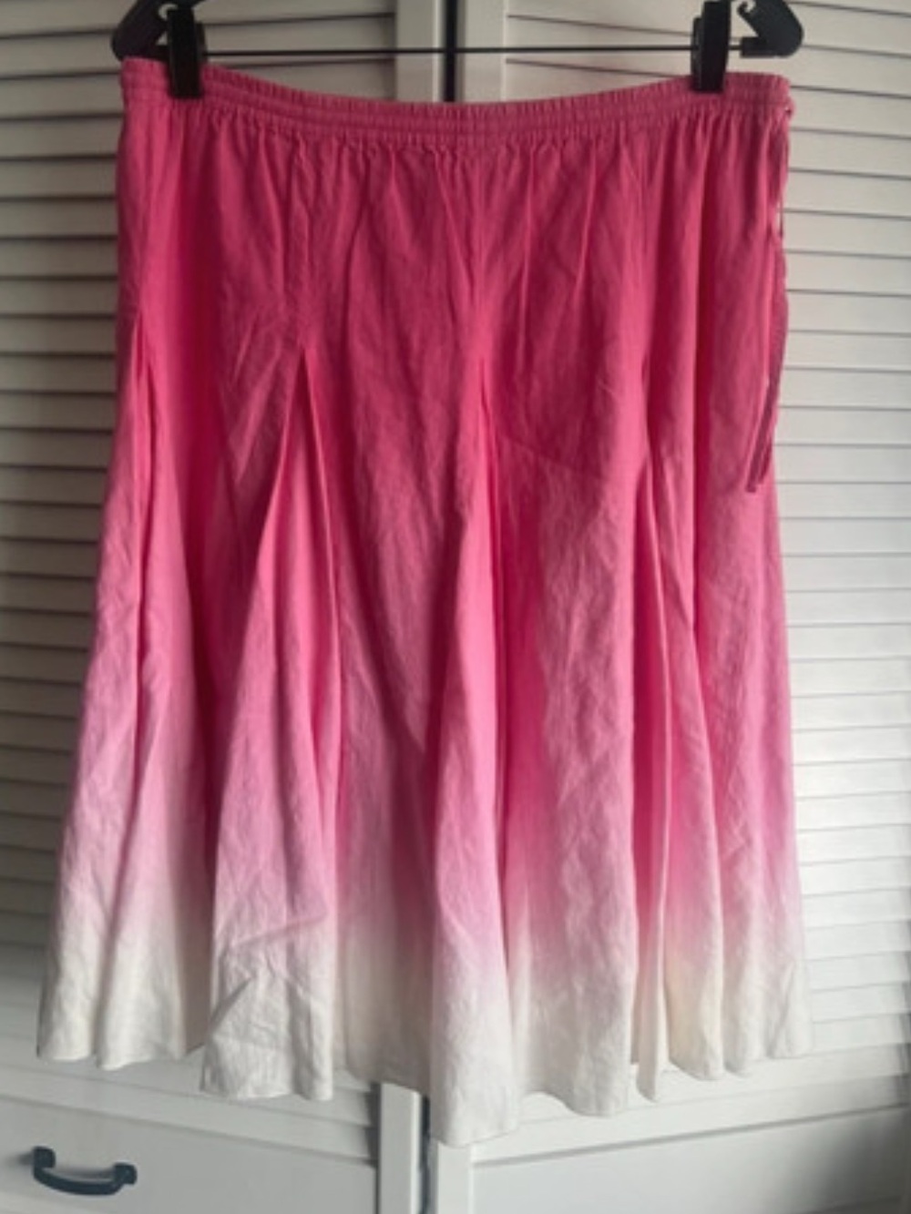 Banana R. Size 4. Midi Skirt.
Good Condition. Small stain